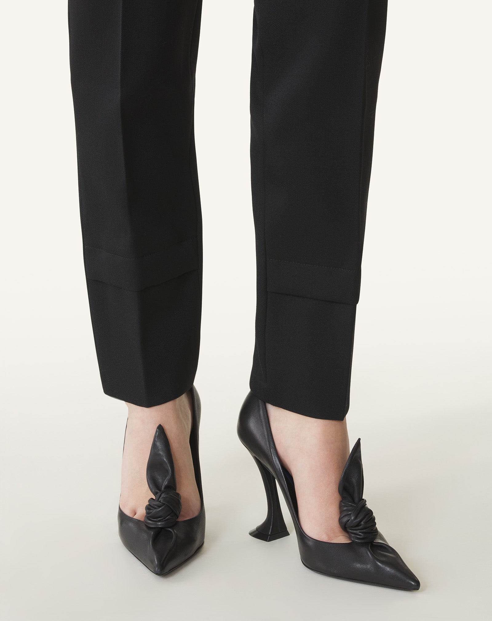 MIDNIGHT STEP LEATHER BOW PUMP - Image 7